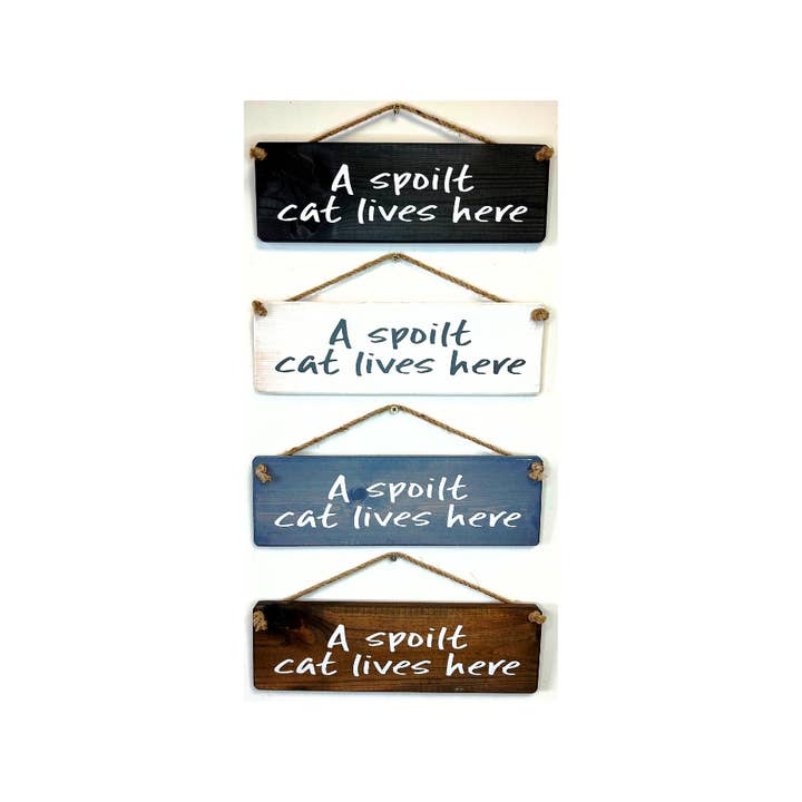 Panneau en bois à suspendre fait main A Spoilt Cat Lives Here pour la vente par The Giggle Gift Company