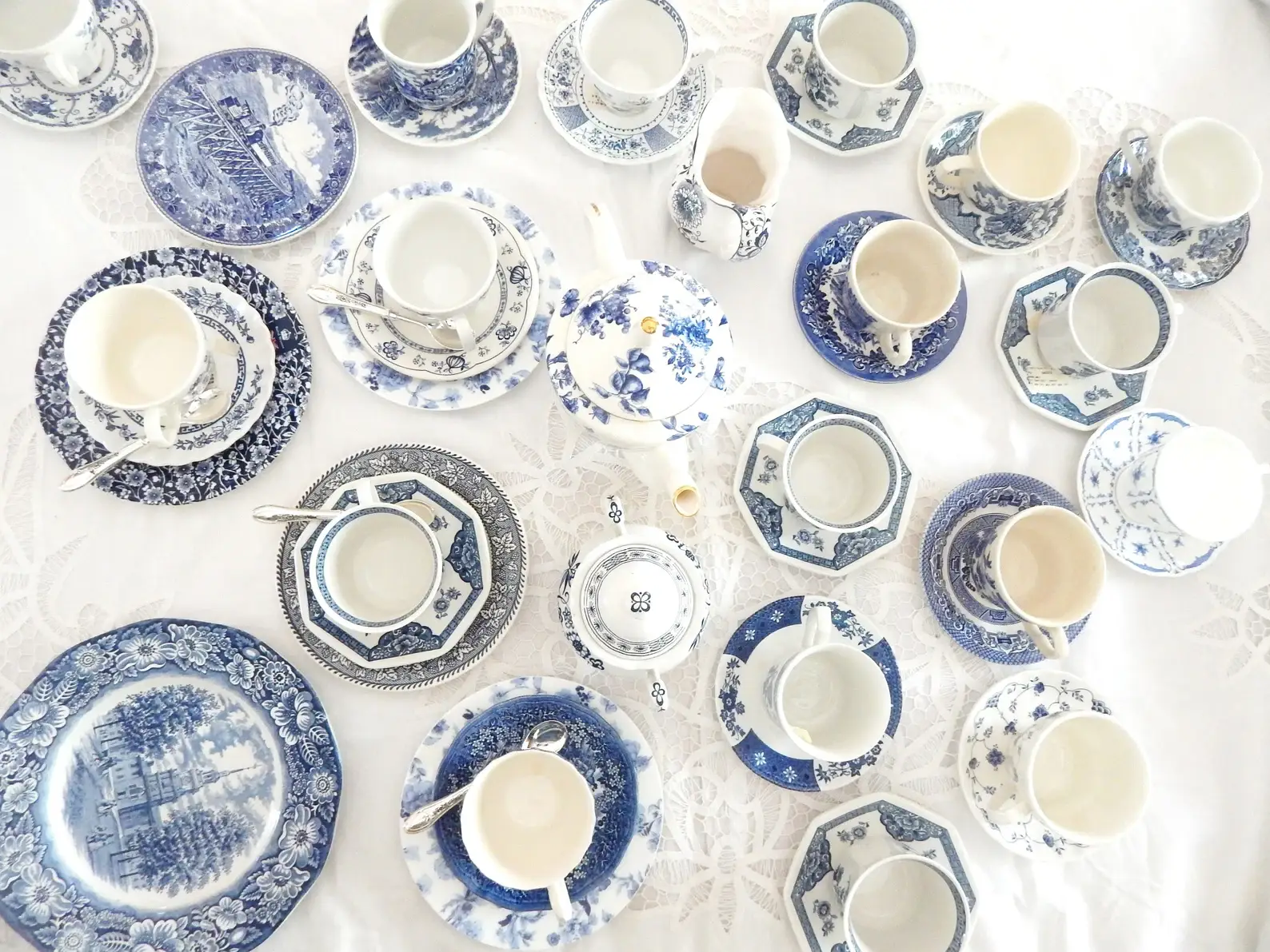 All Little Cute Things – wholesale Kaffe-/Tékopp – Blandade tekoppar i blått och vitt för catering och event4