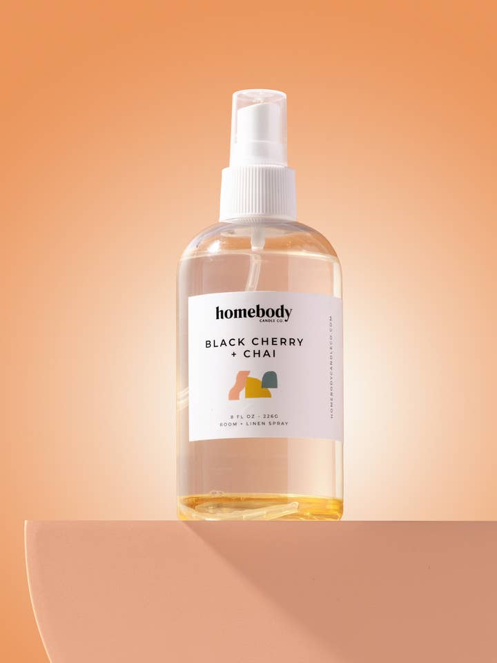 Sort Kirsebær + Chai • rumspray ✴ Efterårskollektion for engroshandel hos Homebody Candle Co.