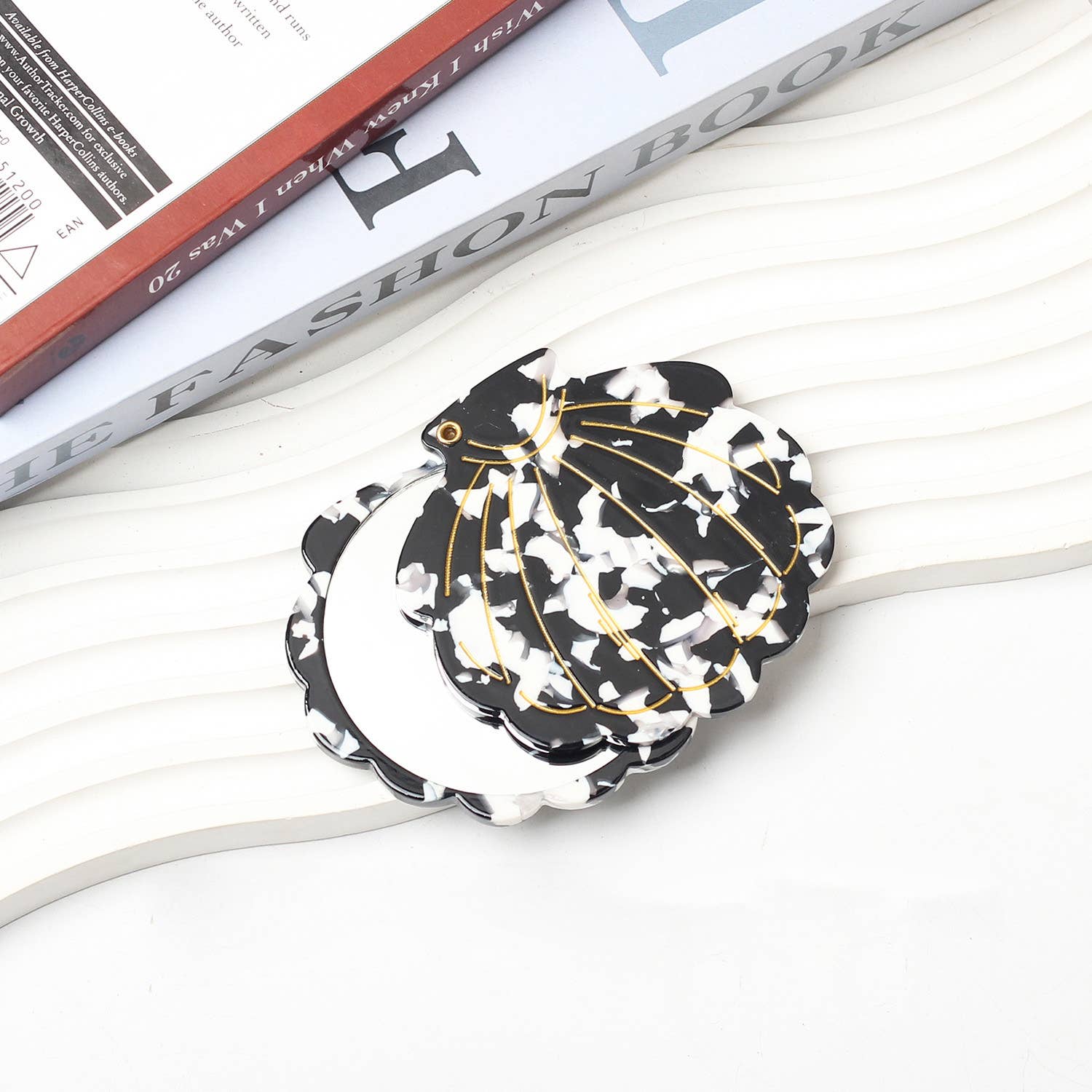 SoapElenGlen - Wholesale Compact Mirror - Chic Shell-Shaped Compact Mirrors for On-the-Go Touch-Ups7