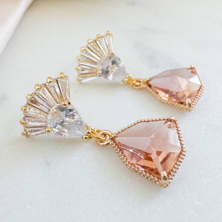 Peach Crystal Post Örhängen Bridgerton-inspirerade smycken för wholesale av YSM Designs