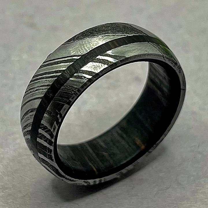 Bague en dôme en acier de Damas, bague de mariage en Damas, bague en Damas simple, bague de mariage pour homme, bague en acier, bague en métal noir, homme femme taille anniversaire. pour la vente par RustyStudioUSA