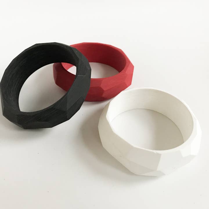 Braccialetto in resina ecologica intagliato a mano per la vendita all'ingrosso da parte di Belart Fair Trade