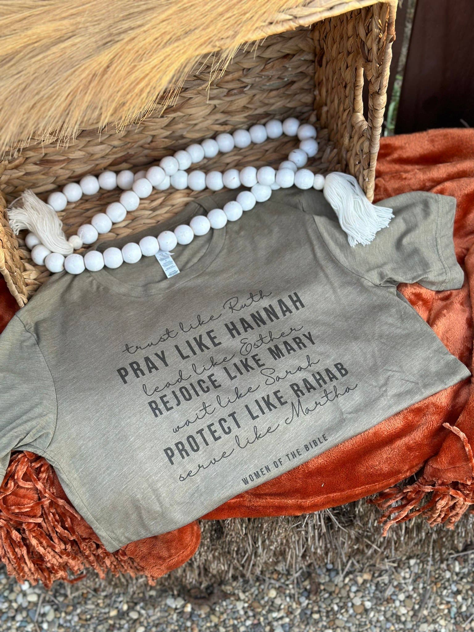 Only Grace Company – wholesale T-shirts med screentryck – Dam – Women of the Bible Army Grön Christian T-shirt 3