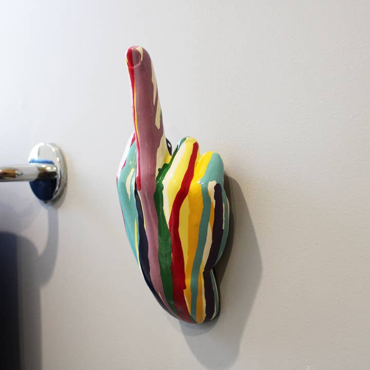 Interior Illusions Plus - Vente Sculpture - Sculpture murale en forme de graffiti au majeur, 9 pouces de haut1