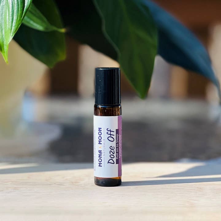 Roll-on d'Huiles Essentielles Doze Off – Votre Compagnon de Sommeil Naturel pour la vente par Mona Moon Naturals