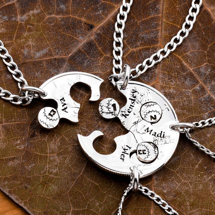 4-teilige Baseball-Trikotnummern-Halsketten mit individuell graviertem Namen für den Großhandel von NameCoins