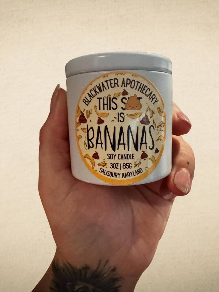 Esta M**rda es Bananas – Vela de Soja Vertida a Mano de 85g para venta al por mayor de Blackwater Apothecary