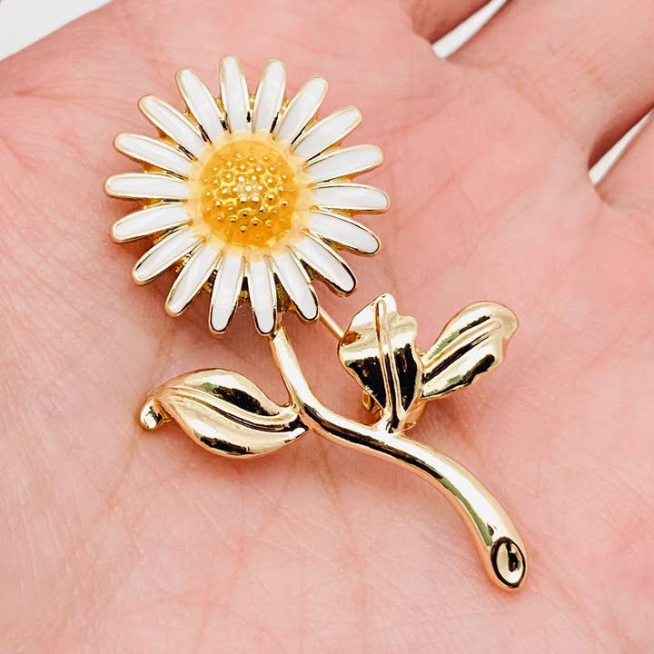 Daisy Brooch for wholesale by Mio Queena