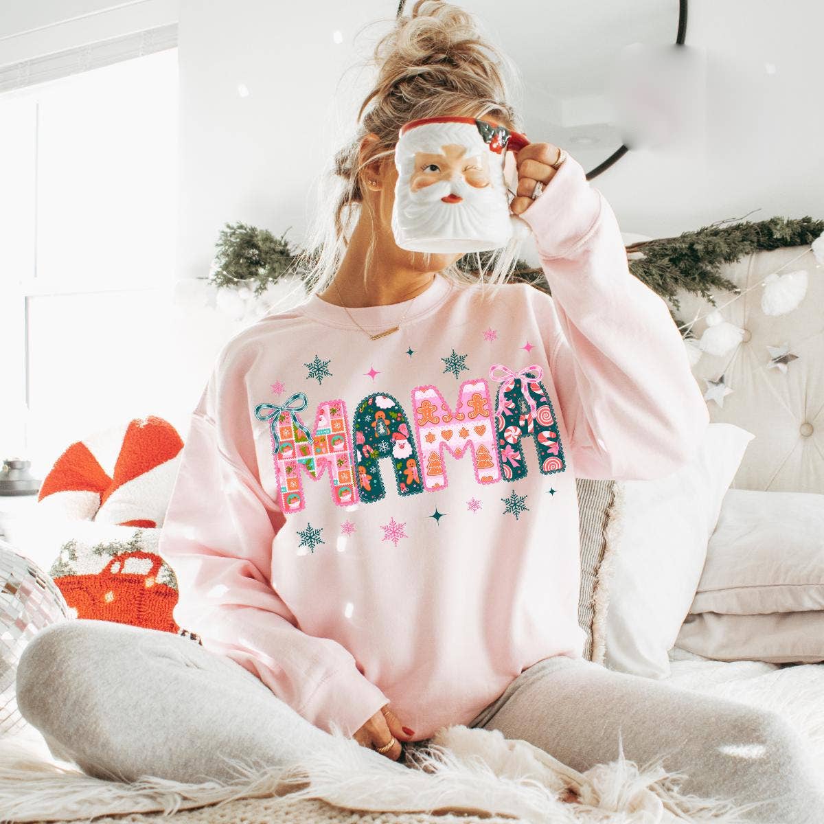 Glaime - Wholesale T-Shirt (Graphic) - Women's - Comfort Colors Christmas Mama Shirt, Tis the Season Sweater3