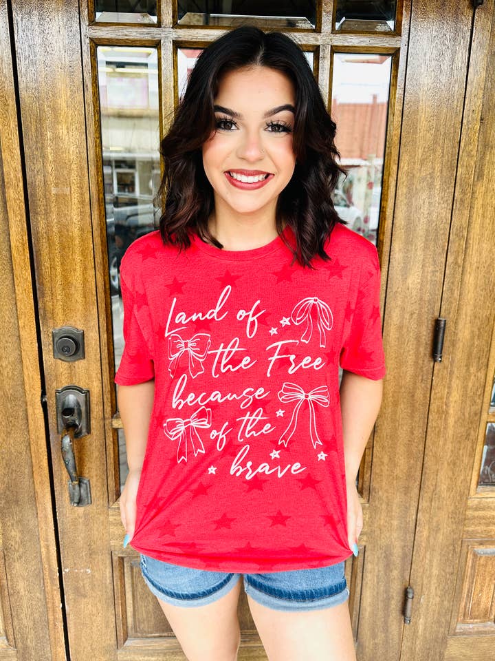 T-shirt graphique étoilé "Terre des libres grâce aux courageux" pour la vente par Harps & Oli Tees