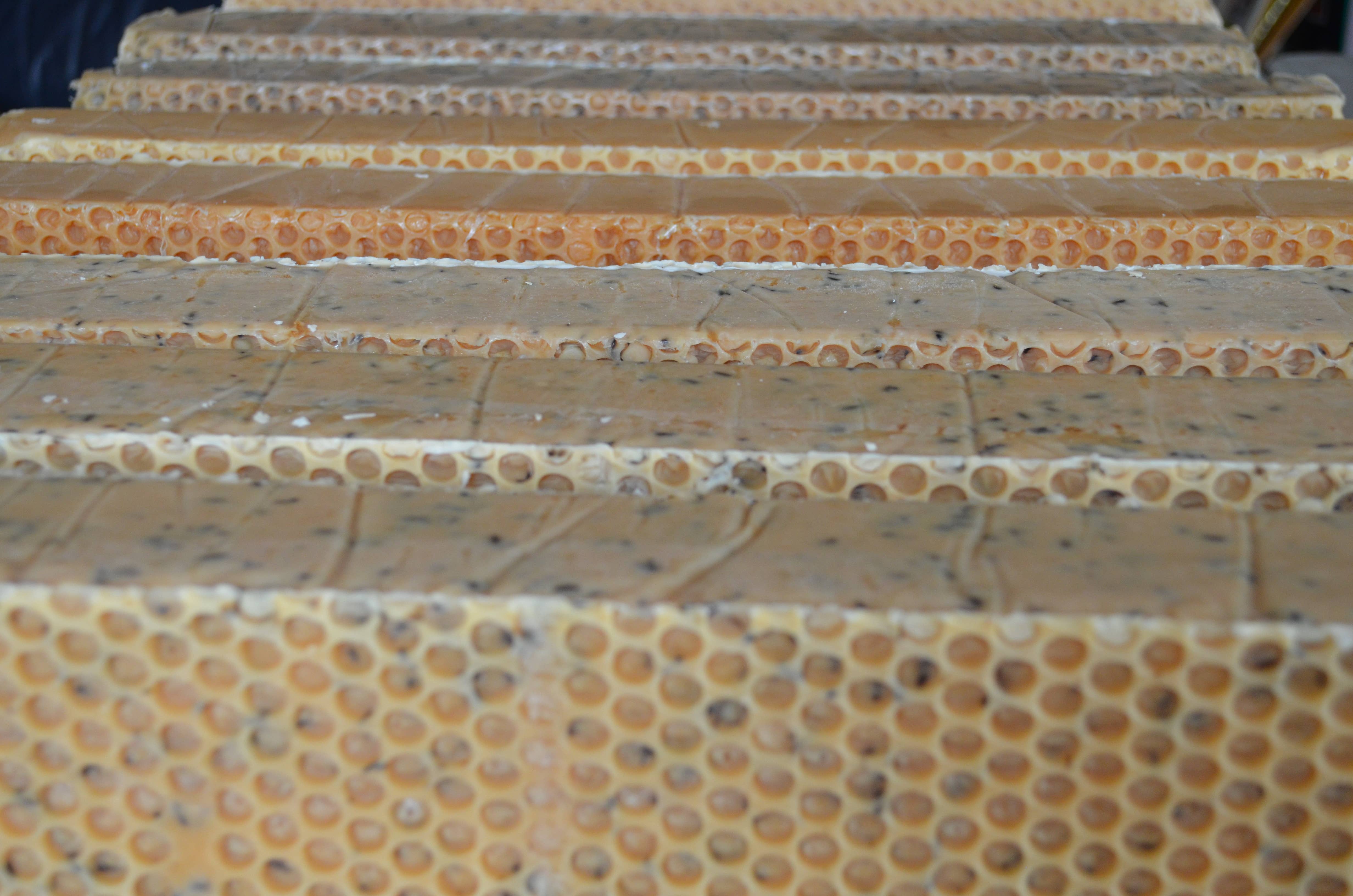 Bees-to-Bubbles Handcrafted Soaps – Großhandel Feste Seife – Schwarz-und-Orange Seife2