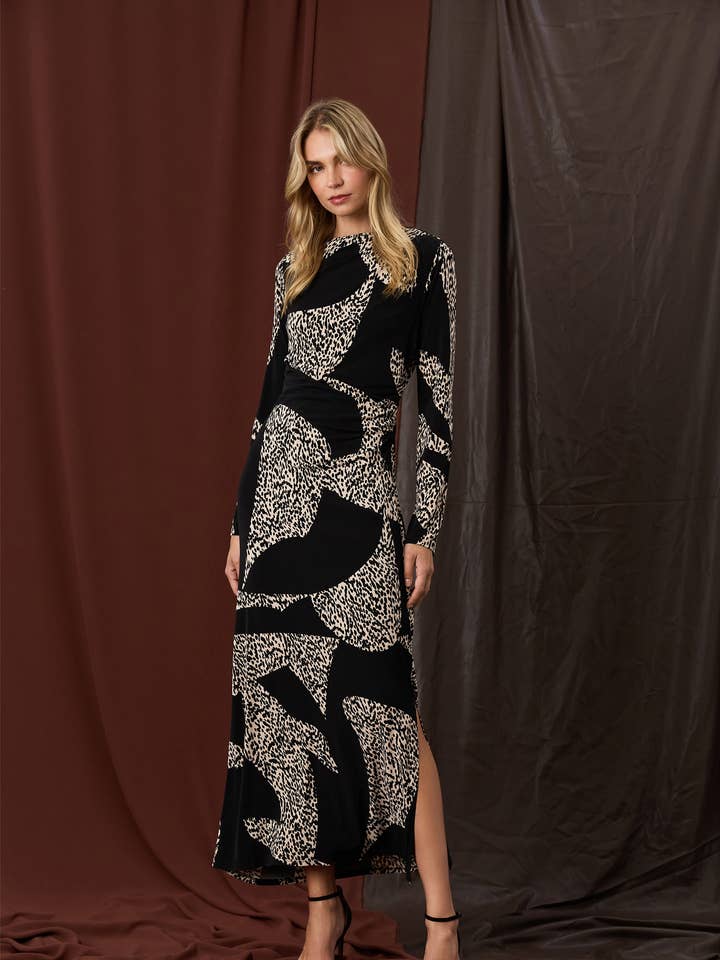 ROBE LONGUE À ENCOLURE BATEAU AVEC FENTE HAUTE ET DÉTAILS FRONCÉS pour la vente par Maggy London Group