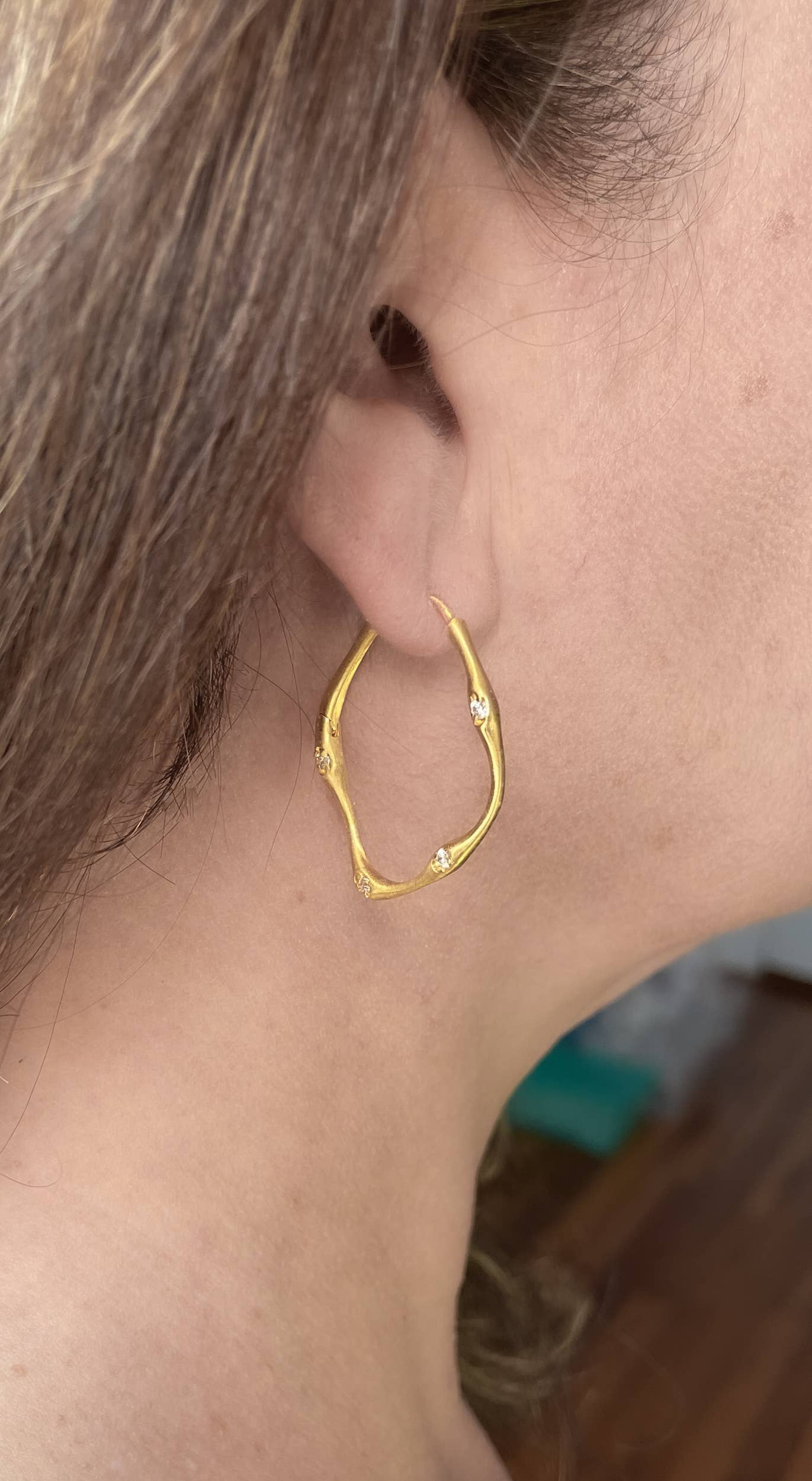 AJS Design Studio – Großhandel Hoops – Handgefertigte Ohrringe im Bio-Look mit kubischem Zirkonia1