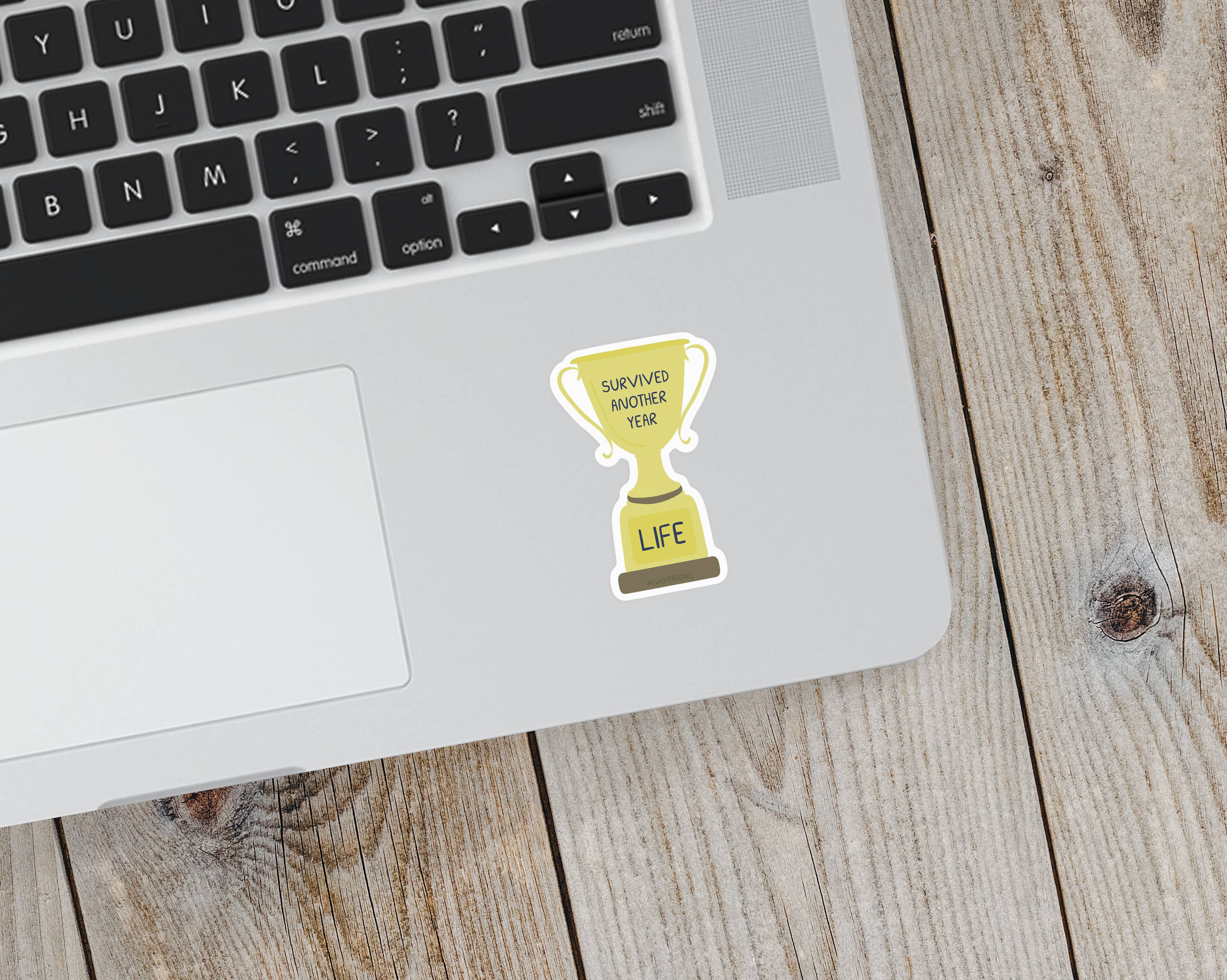 Kwohtations - Vendita all'ingrosso Adesivo - Adesivo in Vinile Opaco Trofeo Sopravvissuto a un Altro Anno2