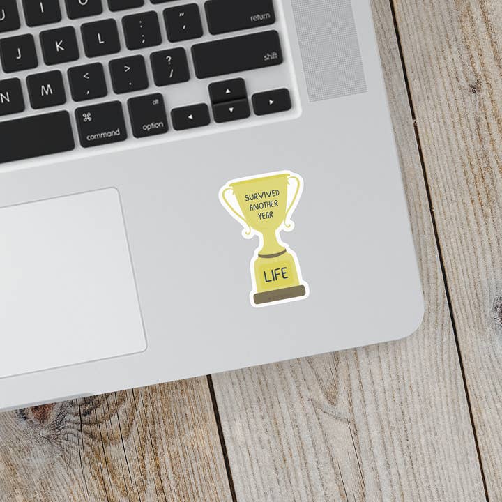 Kwohtations - Vendita all'ingrosso Adesivo - Adesivo in Vinile Opaco Trofeo Sopravvissuto a un Altro Anno2