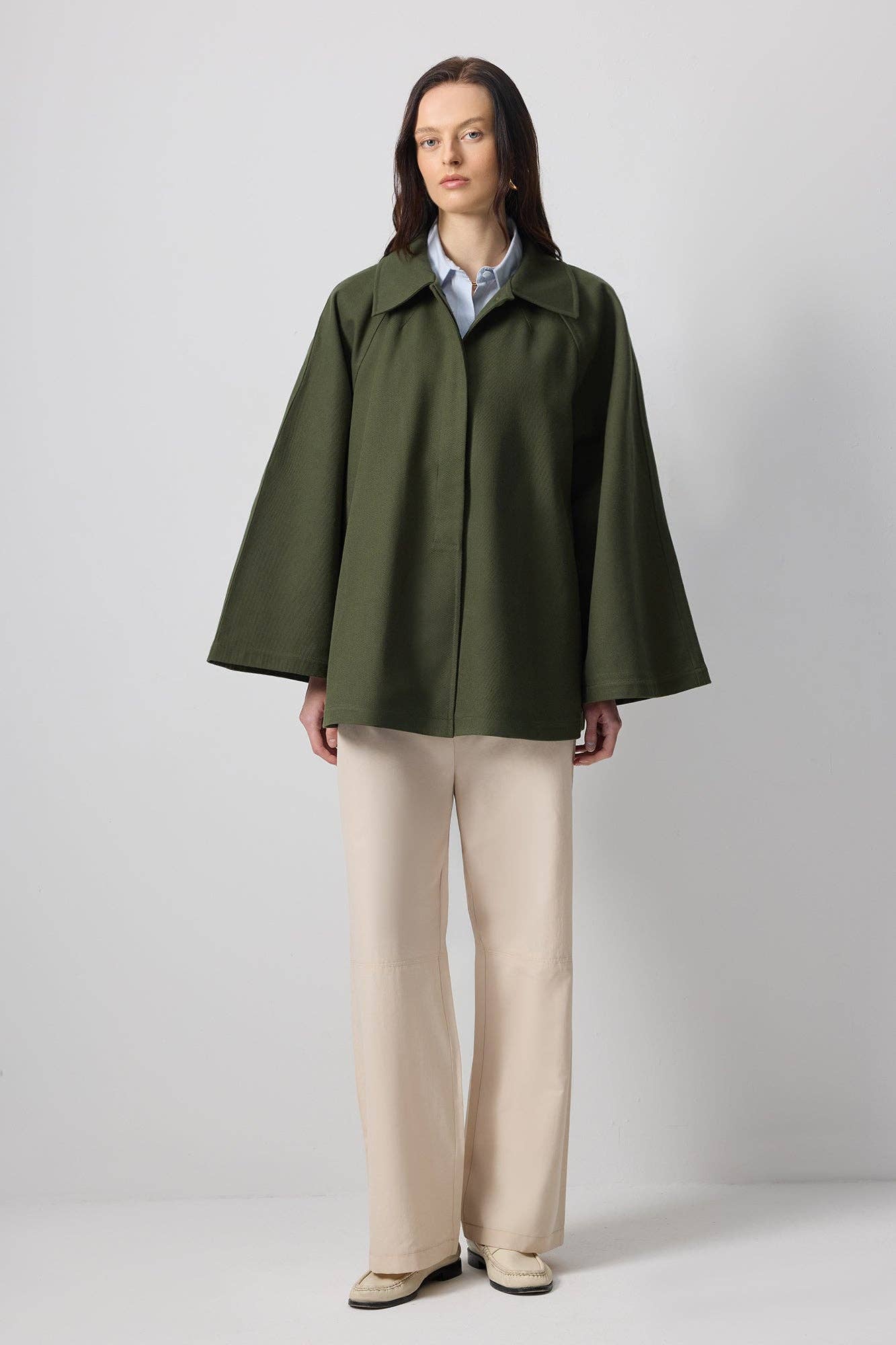 Haki Kurzer Trenchcoat aus Baumwollgabardine – Ausgestelltes Ärmel-Detail für den Großhandel auf Faire2