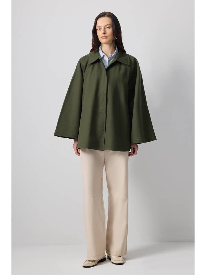 Haki Kurzer Trenchcoat aus Baumwollgabardine – Ausgestelltes Ärmel-Detail für den Großhandel auf Faire2