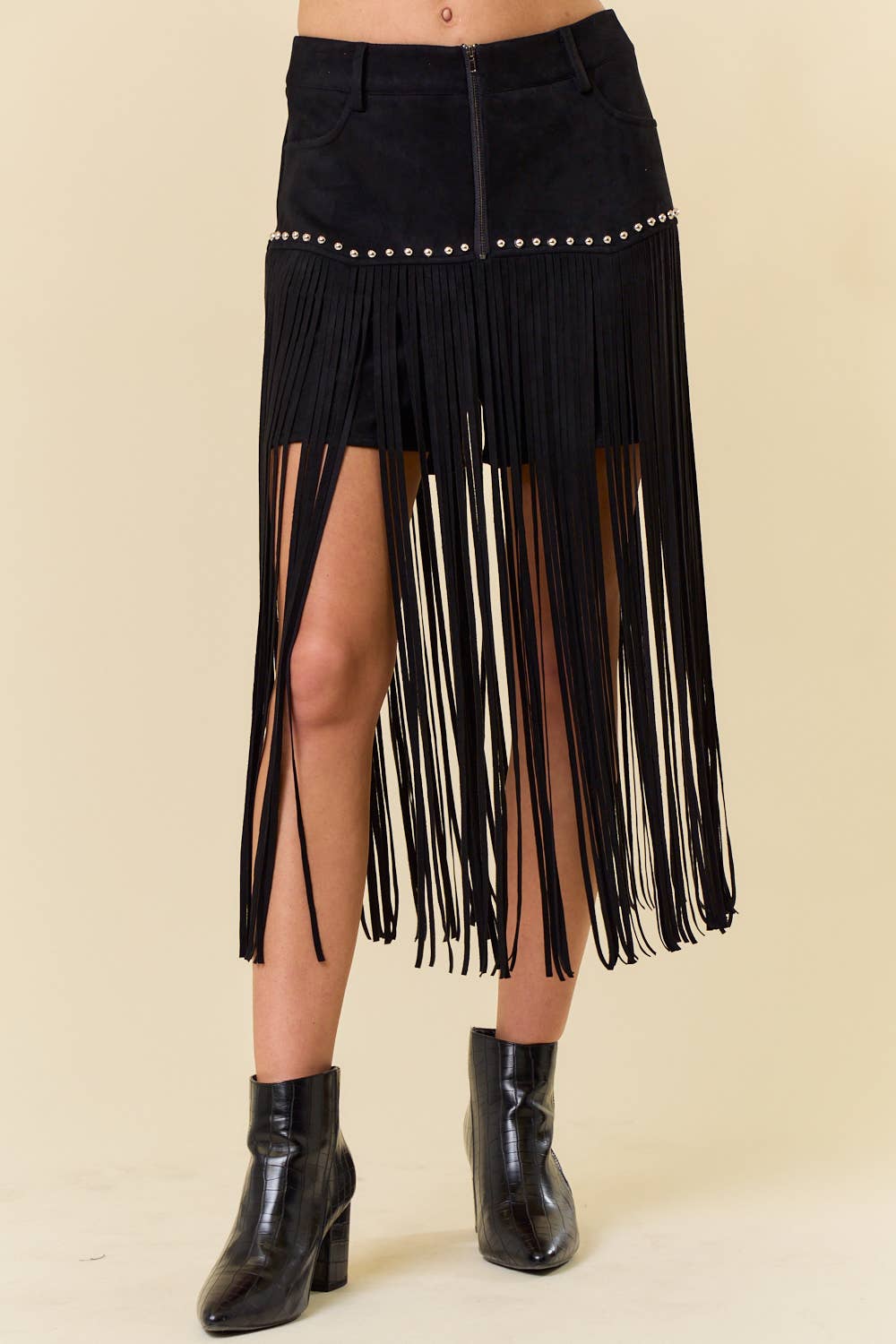 Saints & Hearts - Venta al por mayor Pantalones cortos - Mujer - PANTALONES CORTOS NEGROS DE GAMUZA SINTÉTICA CON FLECOS LARGOS SIP6355A