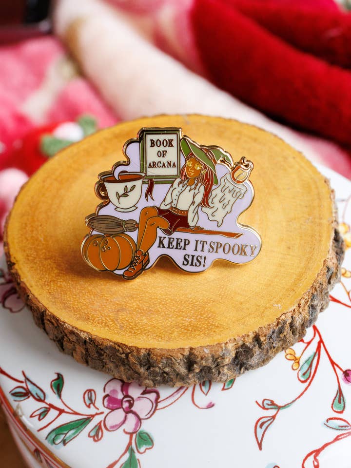 "Bokälskande Emaljpin: Håll Det Kusligt, Syrran" för wholesale av Pinstory