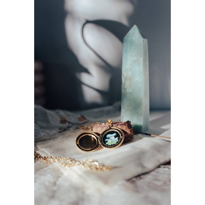 Médaillon Blue Oyster pour la vente par Brevity Art