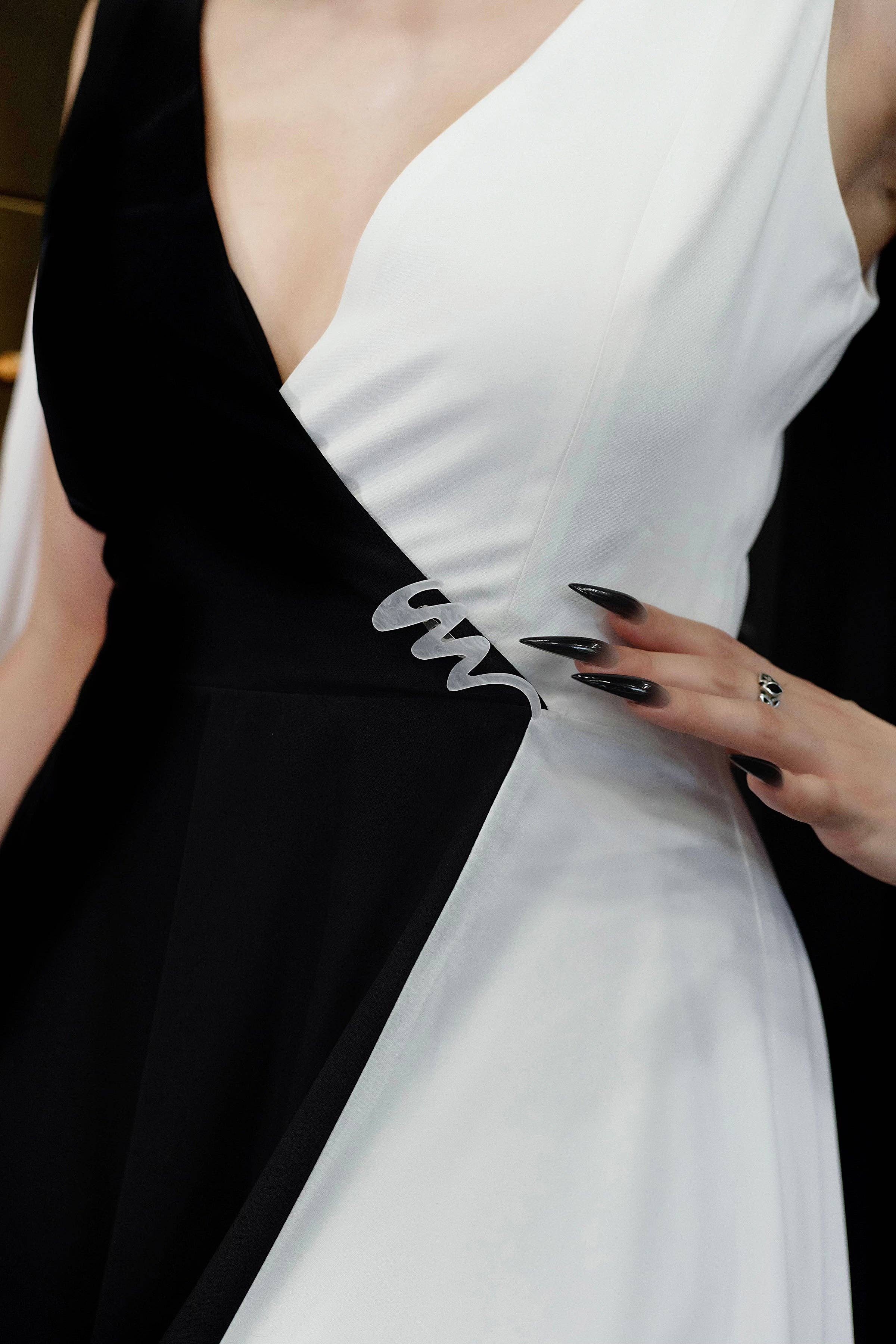 Weasel Wear - Vente Robe de soirée – femme - Robe de mariée en mousseline cache-cœur - Robe asymétrique en mousseline noire et blanche avec écharpes d'épaule et broche en perles (Édition Belong Dead)6