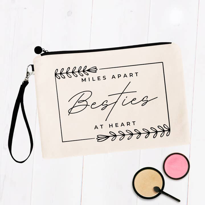 Miles Apart But Besties at Heart Schminktaschen für den Großhandel von SheMugs