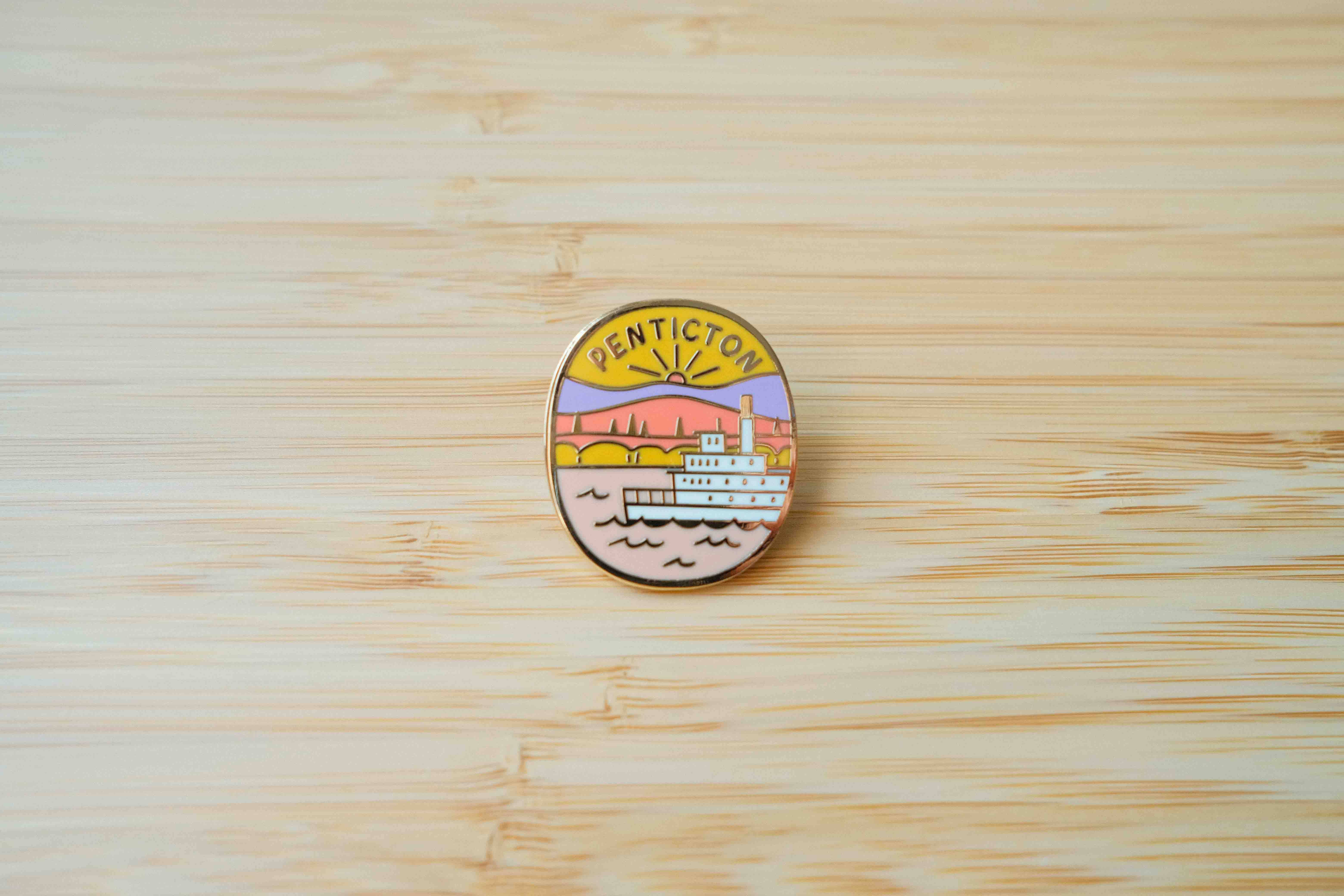 Ashleigh Green Studios - Vendita all'ingrosso Spilla da bavero - Penticton - spilla smaltata ✨4