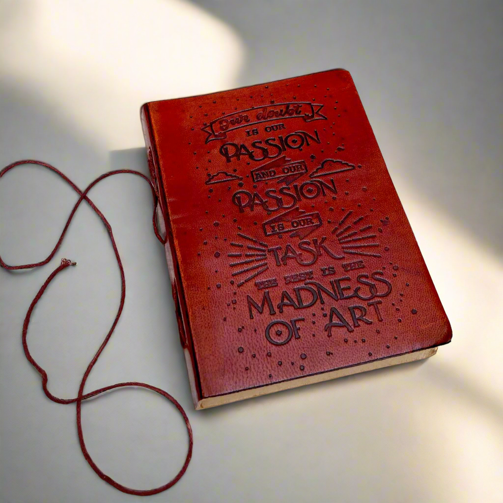 Soothi | Containers Of Creativity - Venta al por mayor Diario/agenda - Cuaderno de Cuero con Cita de Henry James - "Nuestra Duda es Nuestra Pasión" para Artistas y Escritores4