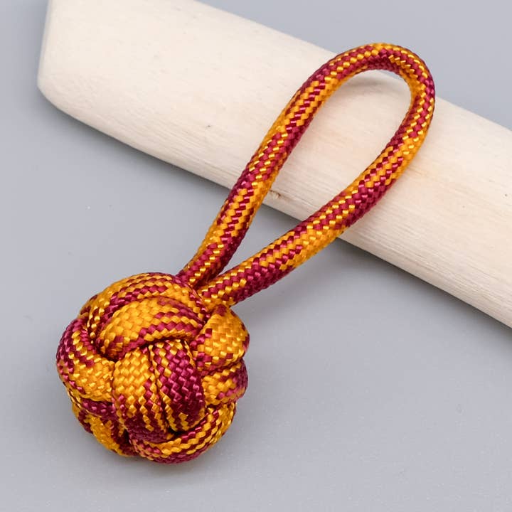 Gul och röd flerfärgad paracord nyckelring för wholesale av La Fabrique du Noeud