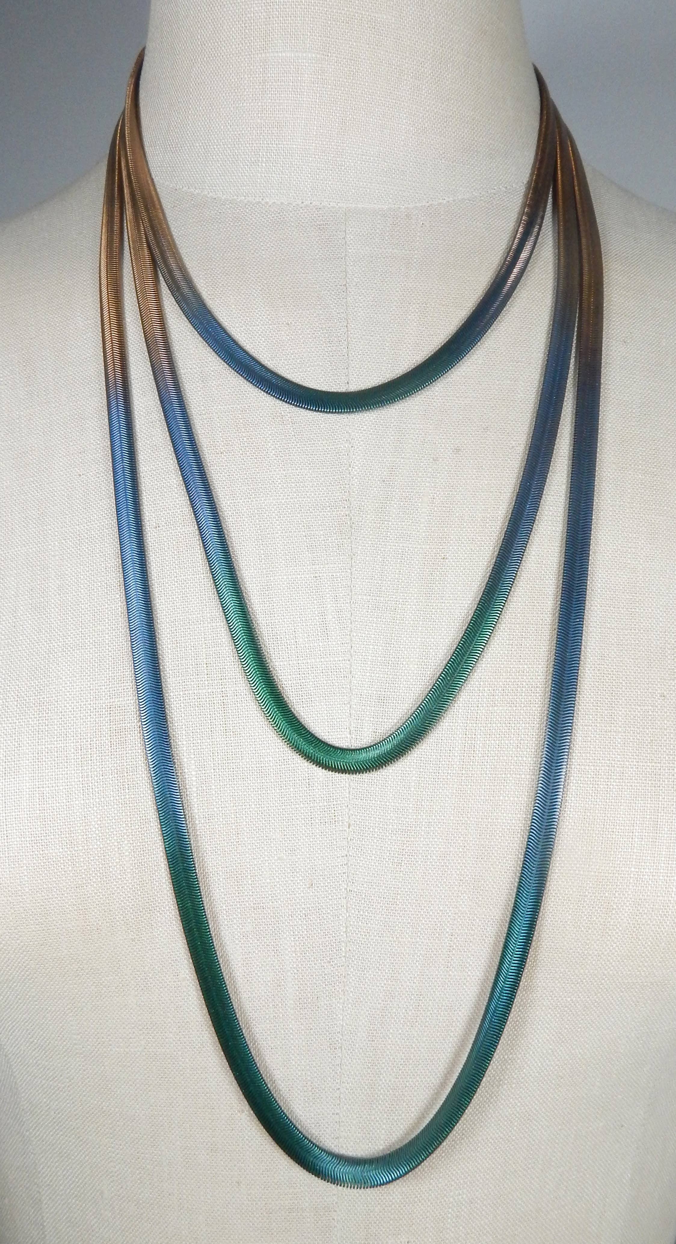 Sarah Cavender Metalworks - Vente Collier maille et chaîne - Collier en forme de fougère à trois brins gradué avec fermoir décoratif0