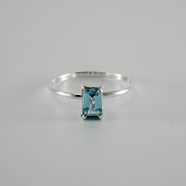 Bentley & Lo - Vendita all'ingrosso Anelli con pietra singola/solitario - Anello in argento Sterling con topazio blu cielo a quattro punte