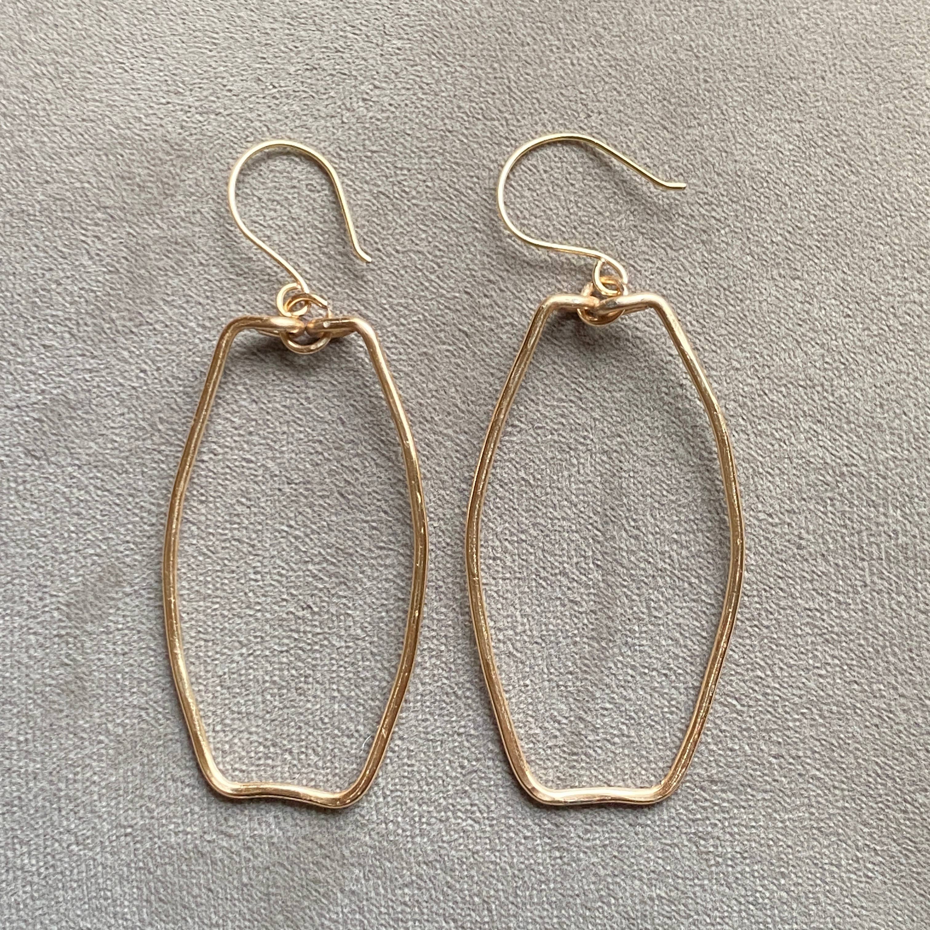 Marble Designs Jewelry - Vente Boucles d'oreilles pendantes - Créoles dorées martelées en forme de goutte rectangulaire4