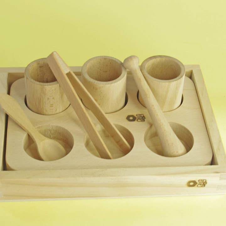 Kit manipolazione con base in pino naturale e vassoi in legno per la vendita all'ingrosso da parte di ENROSCA