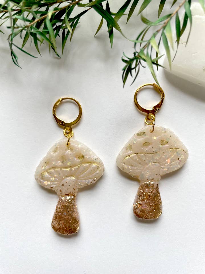 Boucles d'oreilles en forme de champignon et de feuille d'or en argile polymère avec fausse opale pour la vente par the Pale Porchlight