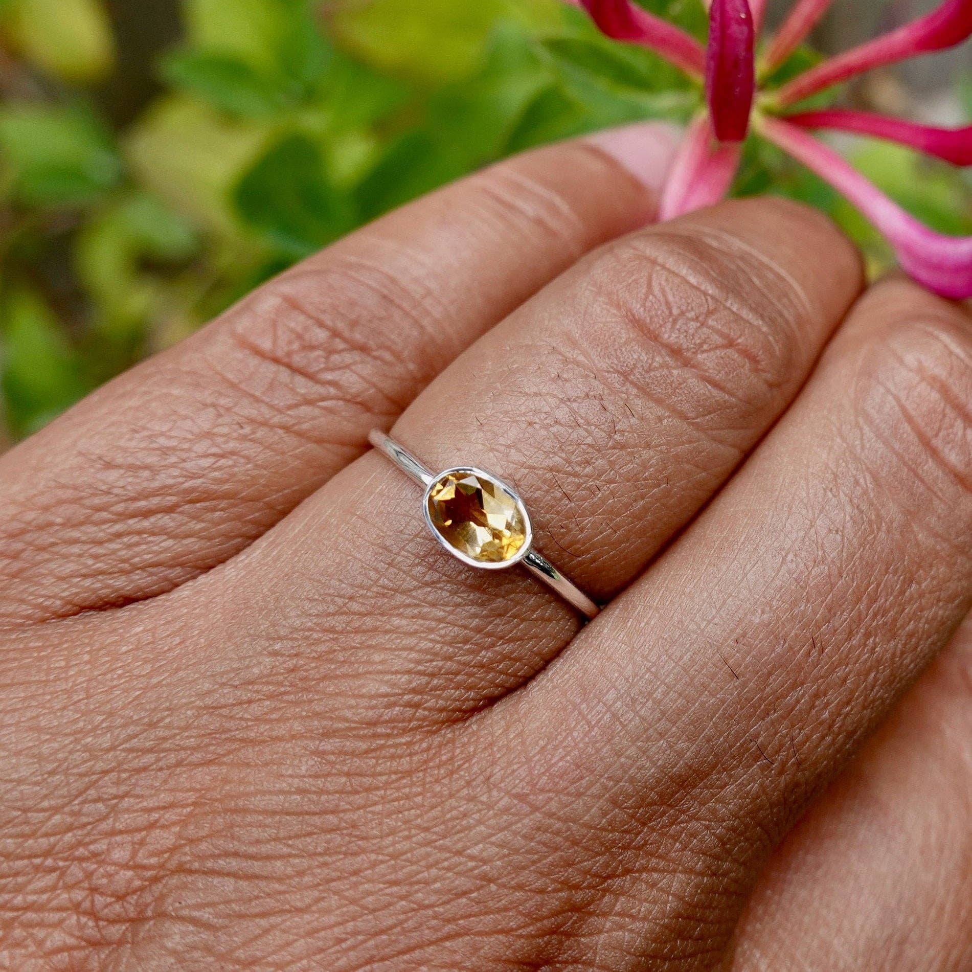 Mistry Gems - Vente Solitaire - Bague Ovale Horizontale Unisexe en Citrine | Argent Sterling 9255