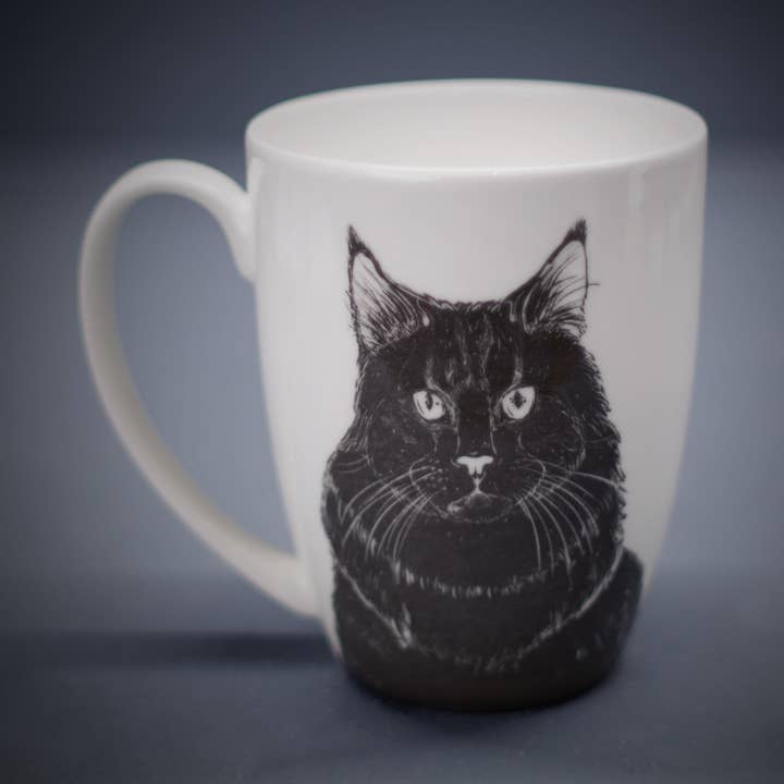 Mug noir en forme de chat, différentes tailles pour la vente par Charlotte Clark Ltd