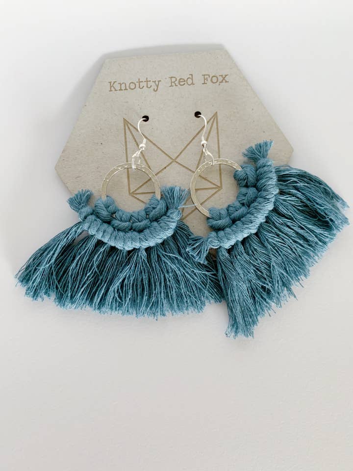 Mini brincos de macramê Sloan em prata esterlina por atacado de Knotty Red Fox Macrame