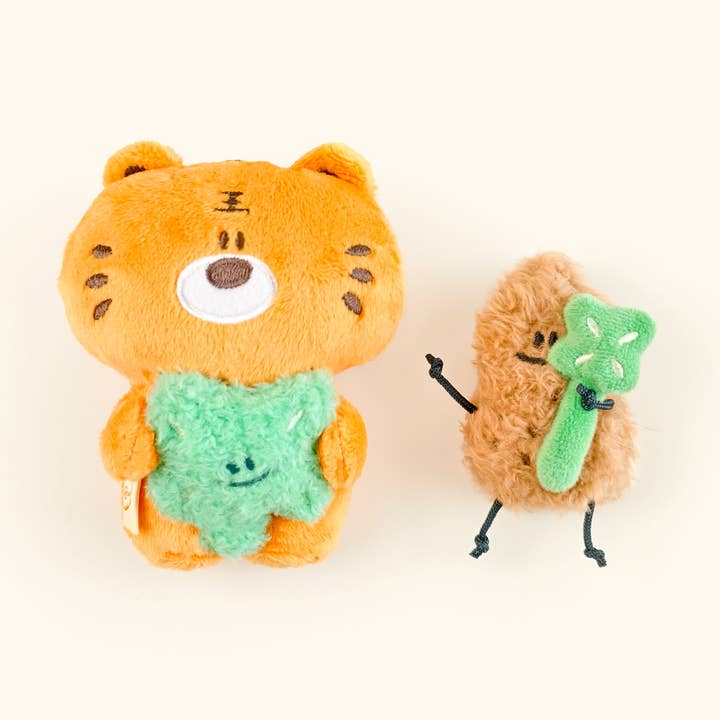 Wankelmütiger Plan | Tiger-Erdnuss und Vierblättriges Kleeblatt Taschenanhänger für den Großhandel von Hello Claws Limited