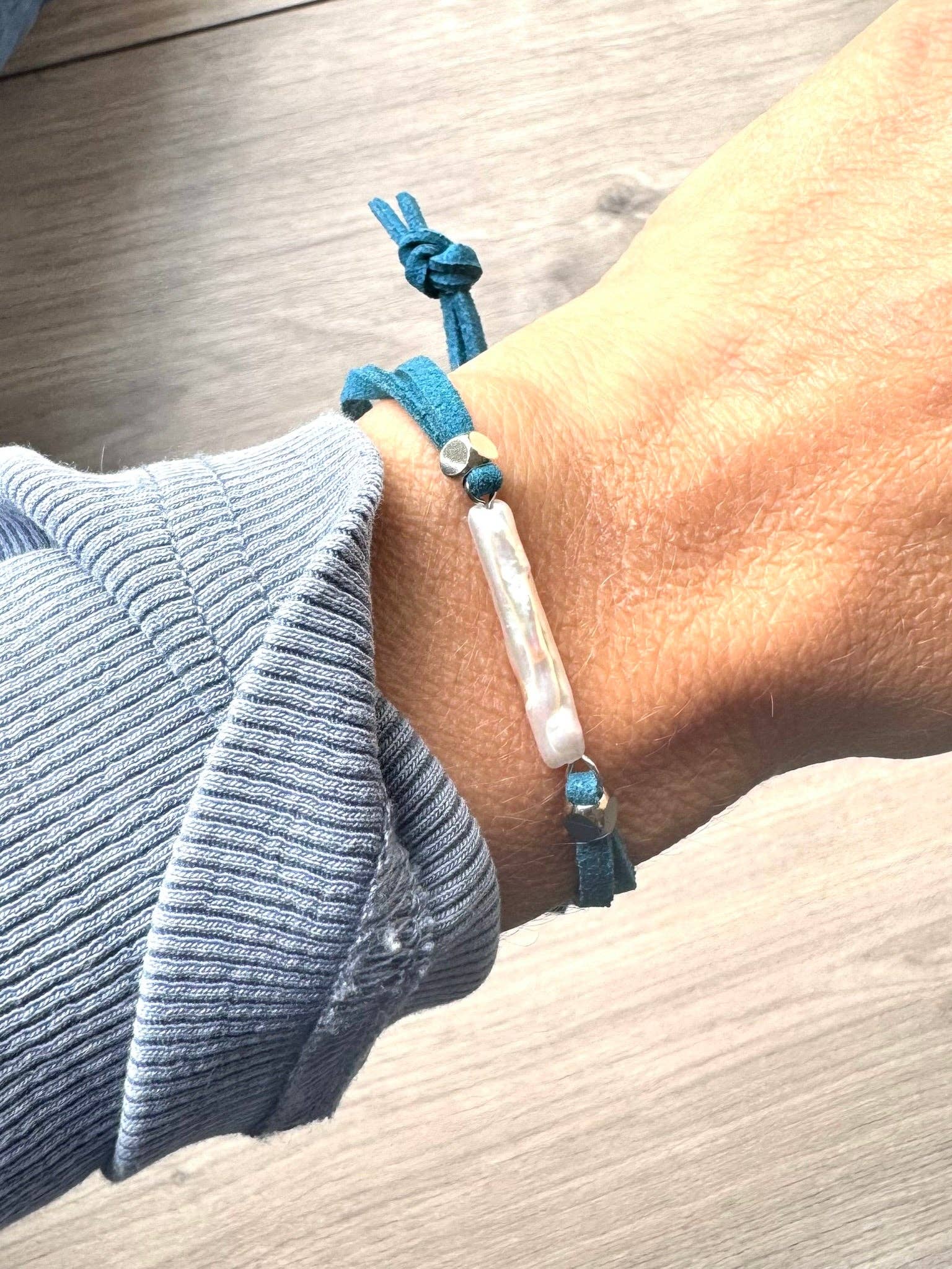 STOSA – wholesale Beaded bracelet – Freshwater Pearl Bracelet with Teal Faux Suede1