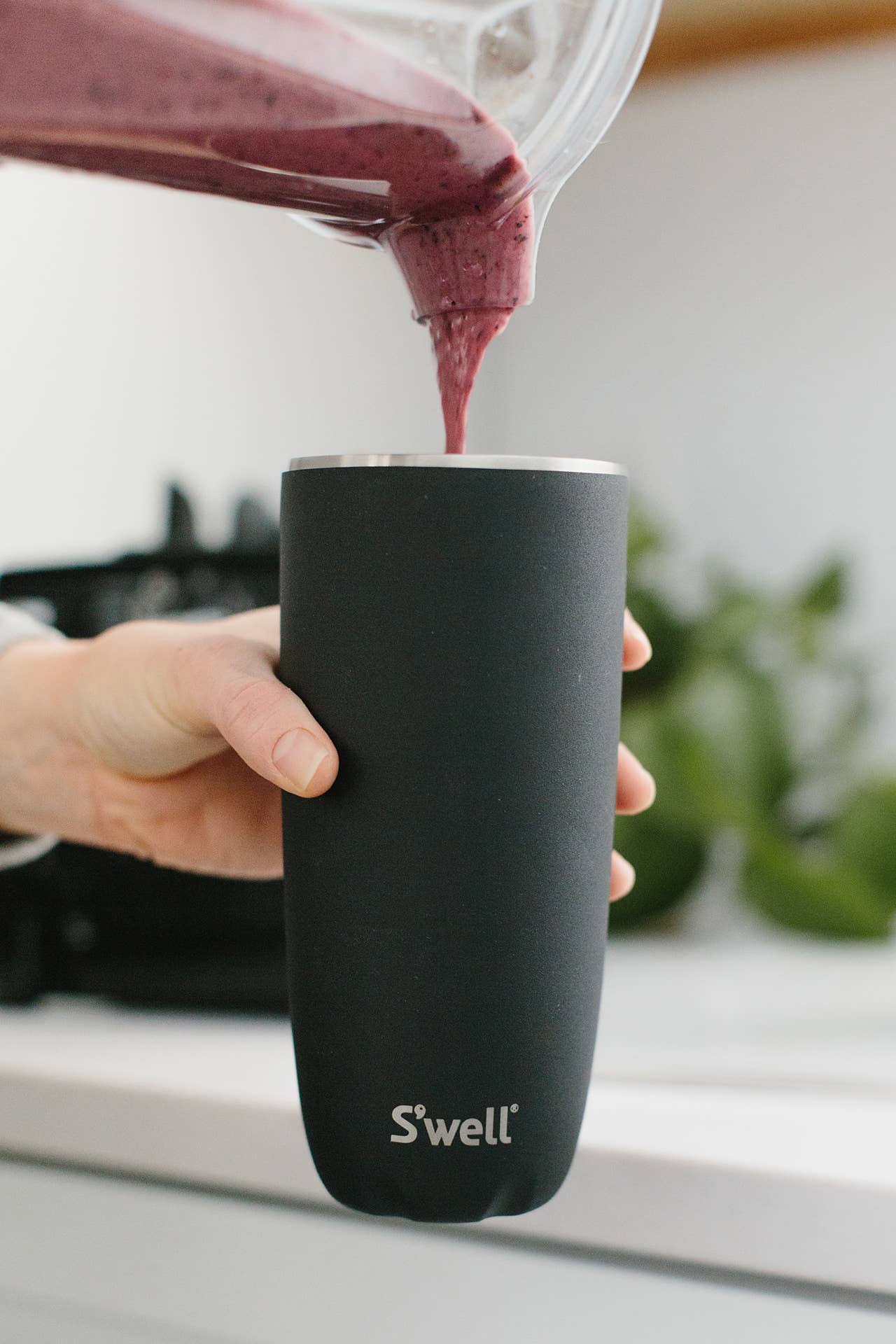 S'well - Wholesale Insulated Mug/Tumbler - 24oz Onyx Tumbler with Straw1