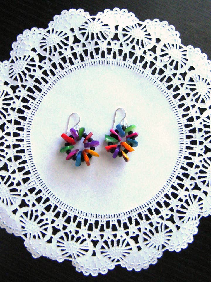 Casual Mini Hoops-oorbellen in zwart en regenboog voor wholesale door Silver Bombon