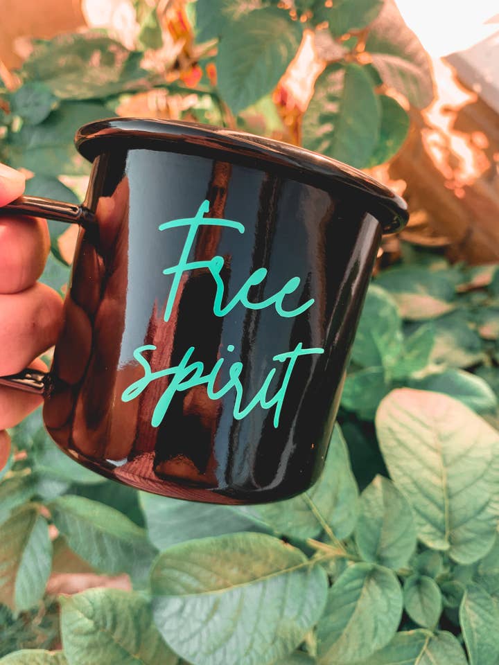 Caneca Esmalte Preto Free Spirit por atacado de Dottie Wombat