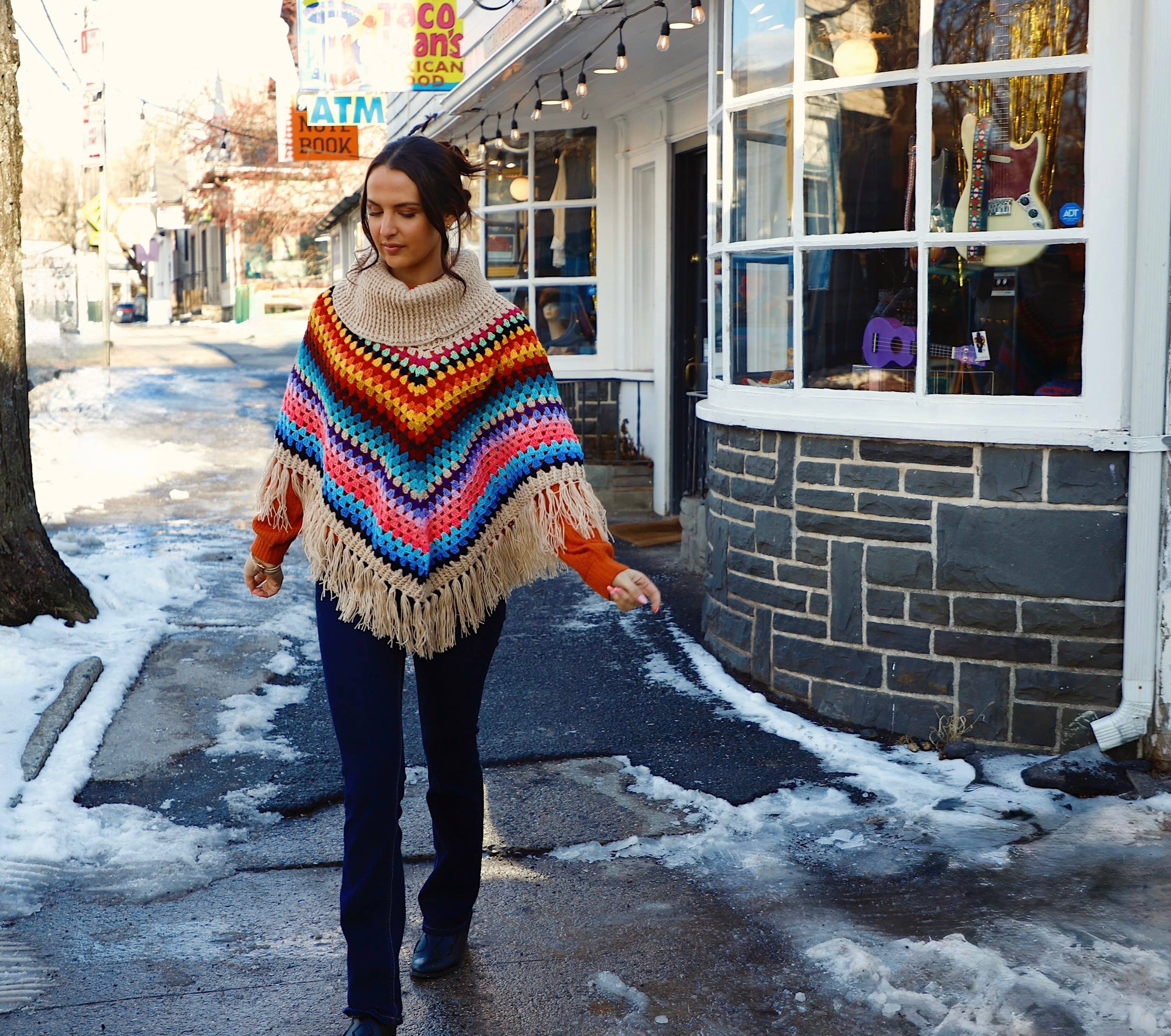 SAACHI - Wholesale Poncho - Dames - Regenboog gehaakte coltrui poncho1