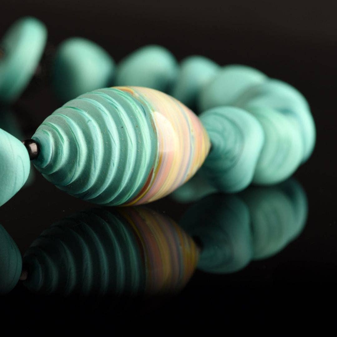 Mazzega Art & Design - Wholesale Beaded/Pearl Necklace - Calliope Necklace in Murano Glass. Large central chalcedony bead and 25 satin beads of 16 mm Length 53 cm. Made in Murano1