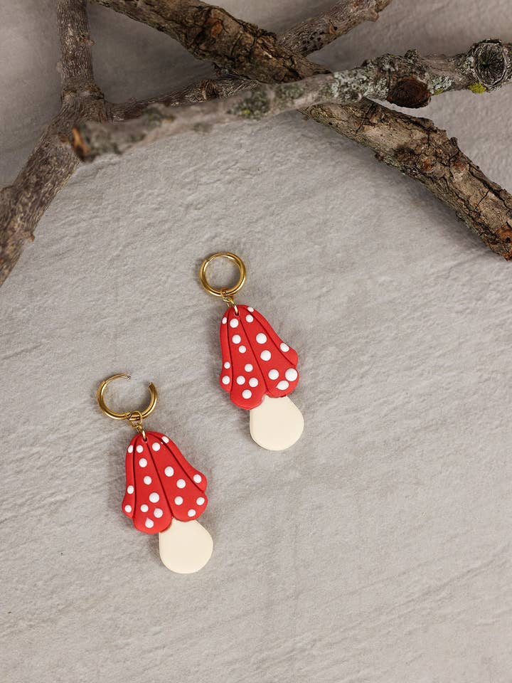 Boucle d'oreille champignon | Boucle d'oreille pendante en argile polymère pour la vente par Katie White Designs LLC