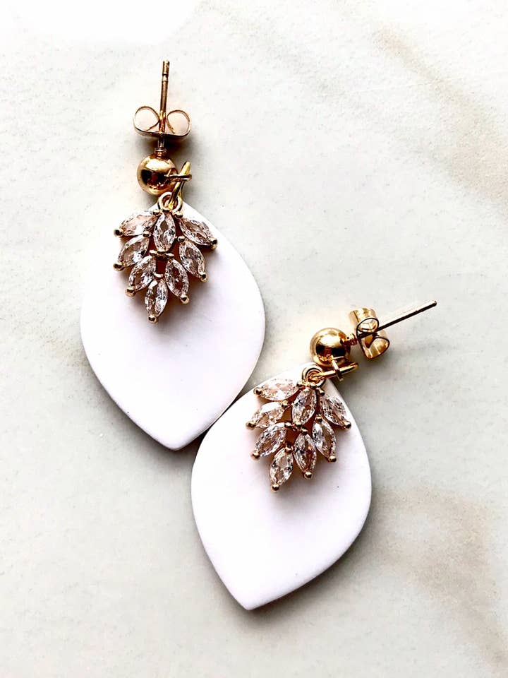 Boucles d'oreilles en argile léopard noir, blanc, gris, bleu sarcelle, menthe, rouge pour la vente par Clay by K