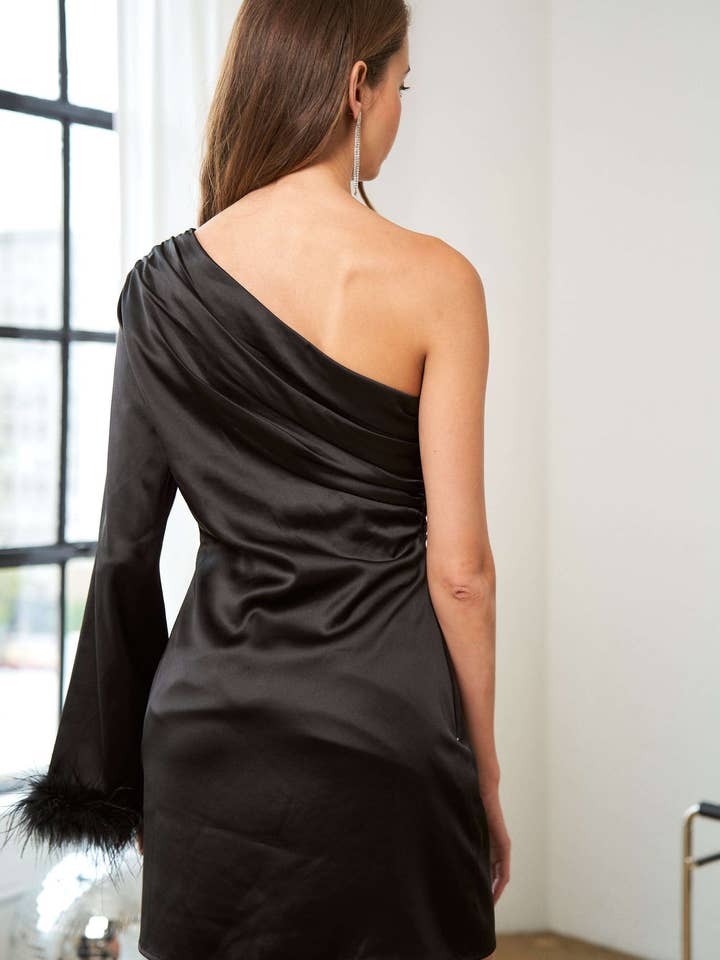 noir Mini-robe noire avec détails sur une épaule en vente sur Faire13