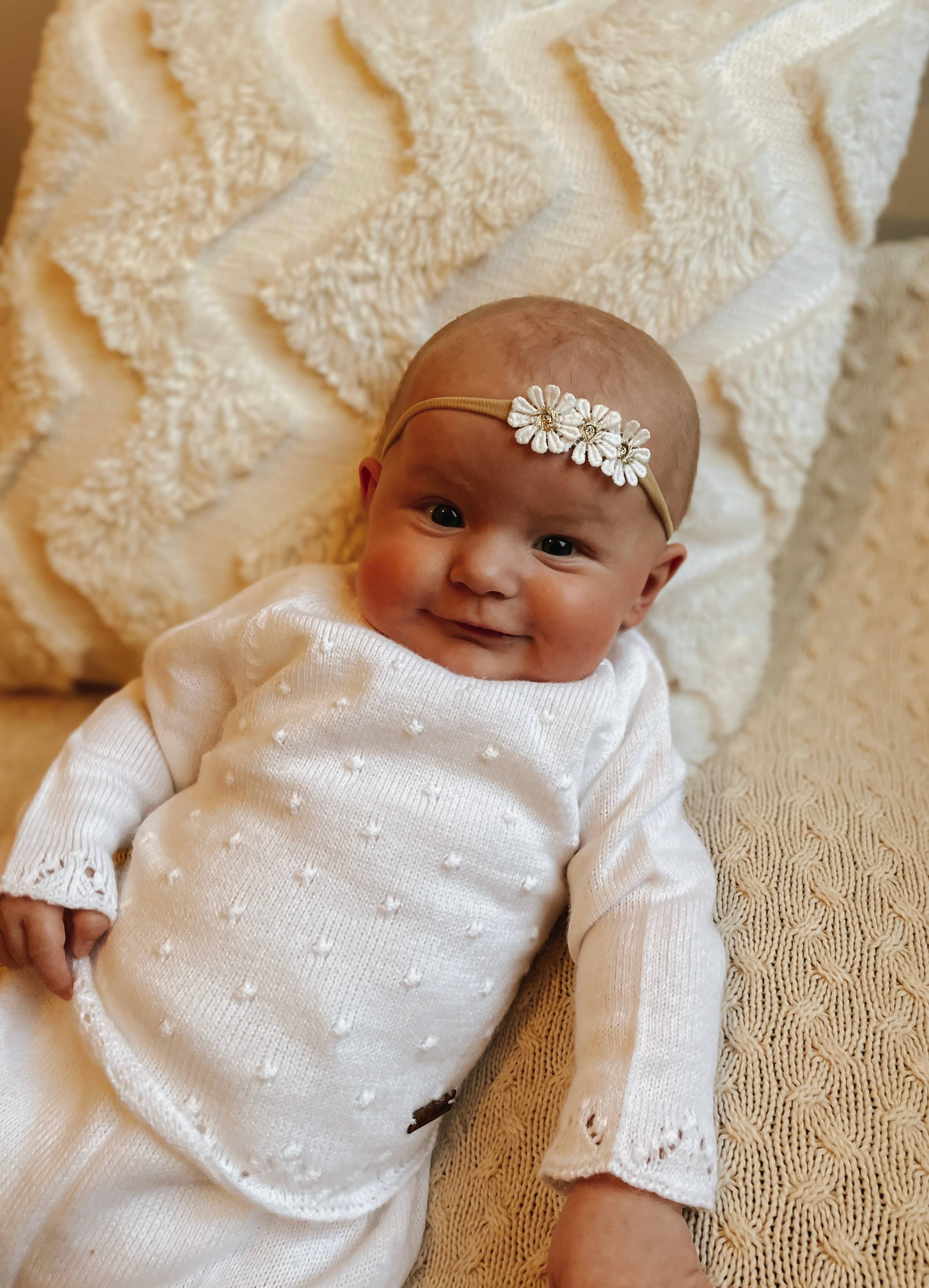 Studio Frommie – Bandana - Bebé por atacado – Tiara Daisy com detalhes em dourado1