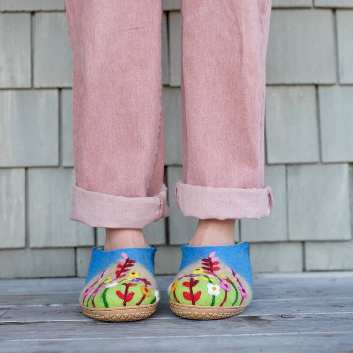 Fuzzy cove - Venta al por mayor Zapatillas para casa - Mujer - Zapatillas de Lana Merino Orgánica Flower Garden | Diseño Floral Ecológico, Suela de Goma o Cuero, Comodidad Acogedora de Lujo para Mujeres, Flores Silvestres1